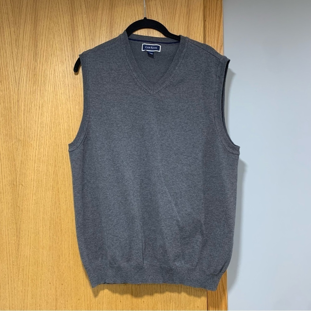 Club Room Gray V-Neck Sweater Vest - Medium